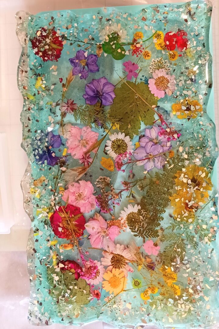 Introducing a stunning Floral Resin Tray - beautiful flowers adorned with beautiful flowers.
